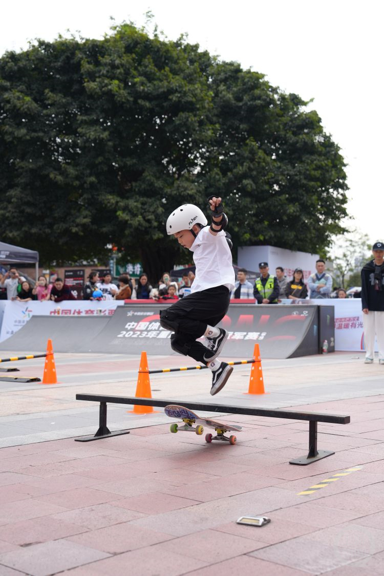 包含国际极限滑板大赛，街头风潮的极致展现的词条