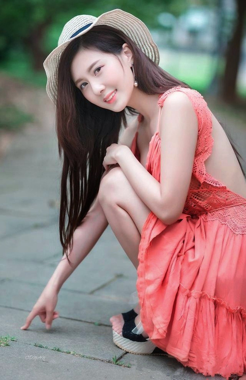 中国足球联赛争夺冠军悬念重重，胜负难以预测，中国足球队夺冠