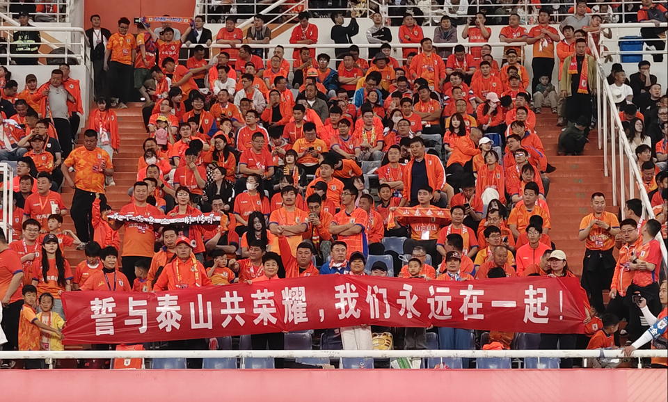 包含爱游戏APP：中超联赛球迷文化节开幕，创意横幅成亮点的词条